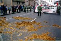 Die rechtsextreme NPD mußte am 14. Januar 2001 durch braunen Mist laufen