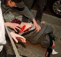 ... und einem Demonstranten wird in den Rücken geschossen