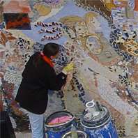 In Handarbeit werden die einzelnen Teile zusammengesetzt