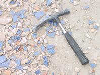 Die einzelnen Mosaiksteinchen werden aus alten Fliesen hergestellt