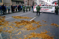 Pferdemist gegen Nazis im Januar 2001