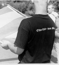 T-Shirts von Demonstranten auf einem NPD-Aufmarsch in Rostock