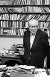 Wolfgang Koeppen in seinem Arbeitszimmer