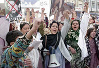 Eine Demonstration afghanischer Frauen in Pakistan wird ...