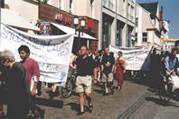 Als Reaktion auf den Überfall auf Ali fanden 2001 zwei studentische Demonstrationen in Greifswald statt. Hier die der Studentenclubs am 5. Juli